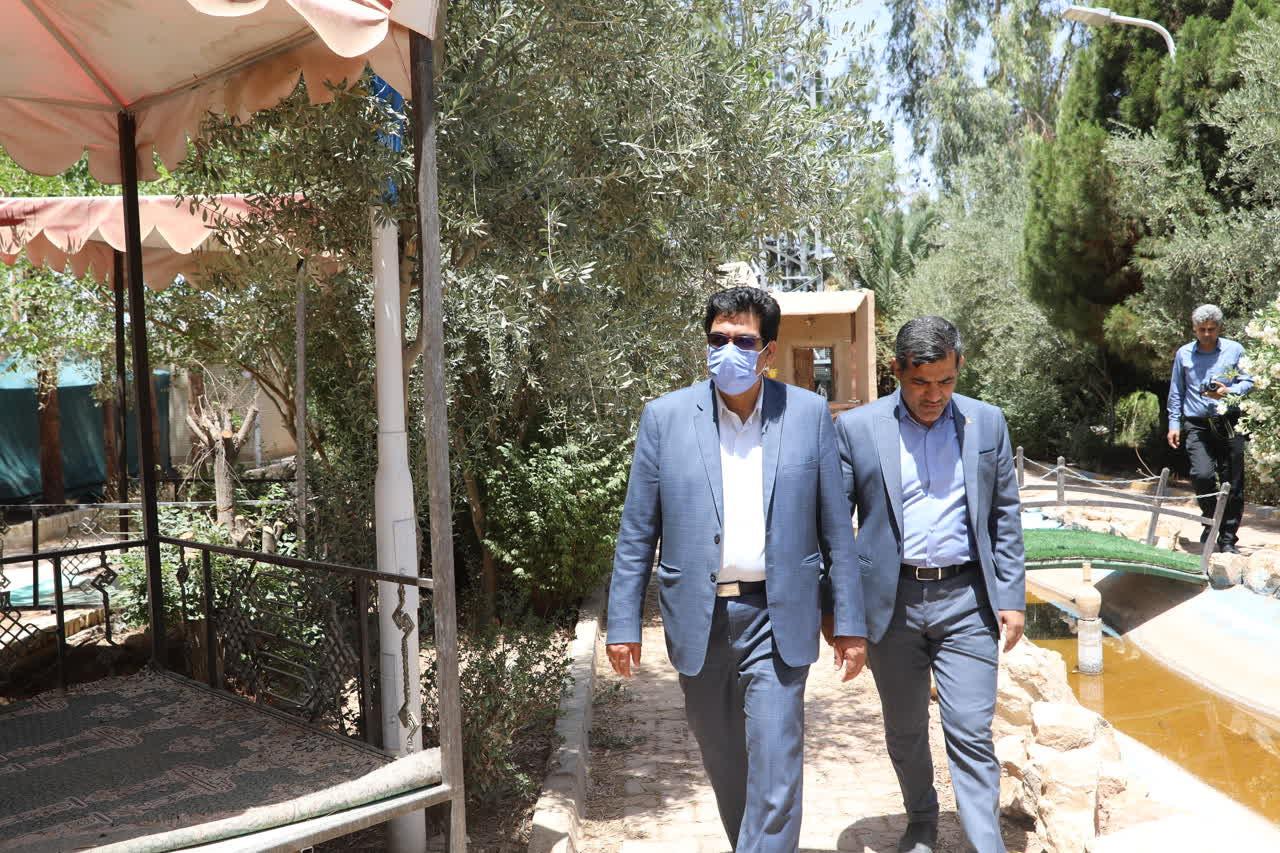 اداره کل نوسازی مدارس استان یزد - بازدید و تجلیل از کادر آموزشی هنرستان میلاد اردکان انجام شد